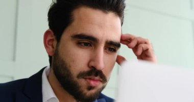 Düşünceli iş adamı çalışırken iyi bir fikir buldu.