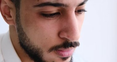 Düşünceli genç adamın yüzü.