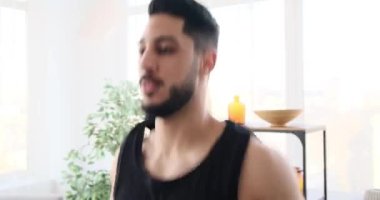 Genç adam atlama egzersizi yapıyor.