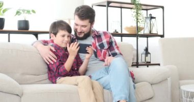Baba ve oğul evde cep telefonunuzun