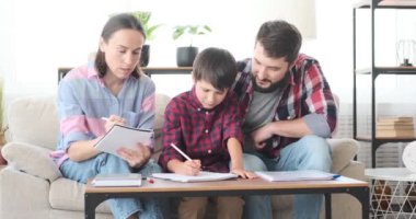 Ailesi ve oğlu evde ödev yapıyor.