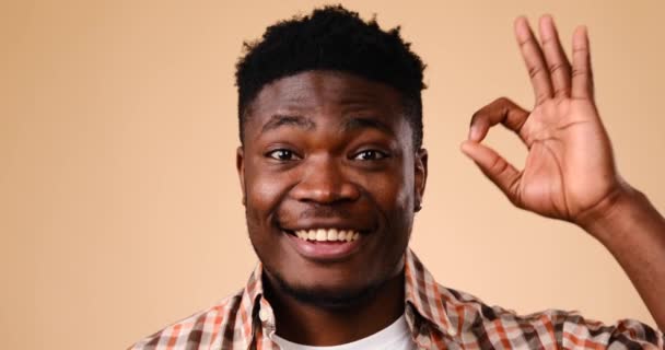 African American man showing ok gesture with hand — Stock Video