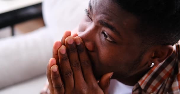 Tankeväckande afroamerikansk man sitter på soffan — Stockvideo
