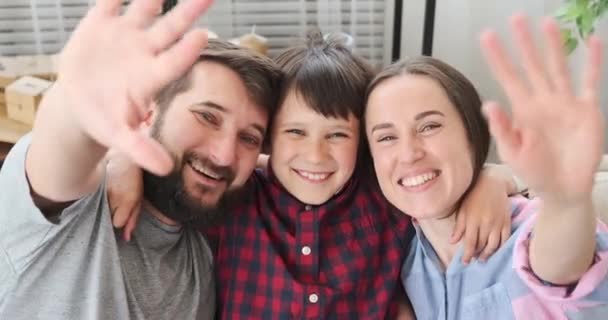 カメラのためにポーズをとる幸せな家族の肖像 — ストック動画