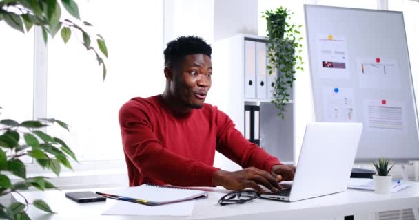 Zakenman werkt aan laptop en viert succes — Stockvideo