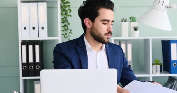 Joven empresario analizando y leyendo documento — Vídeos de Stock