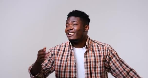 Afro-americano coqueteando y dando besos voladores — Vídeo de stock