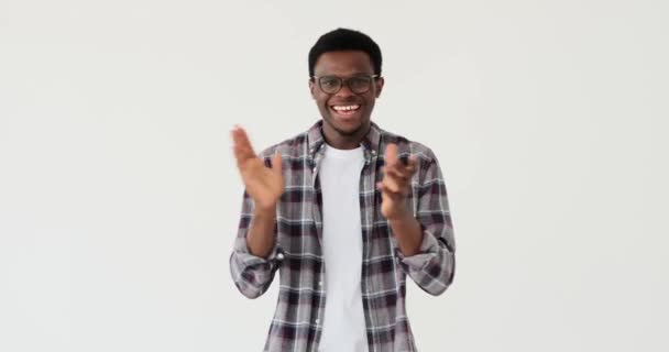 Joven aplaudiendo y celebrando el éxito — Vídeo de stock