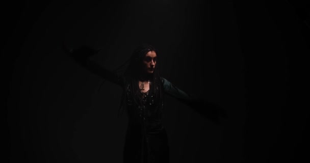 Красивая женщина с длинными волосами танцует на черном фоне — стоковое видео