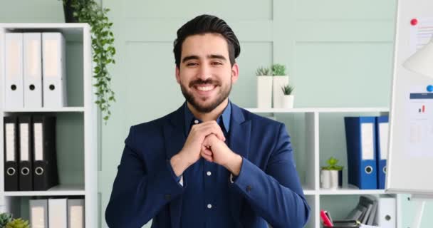 Счастливый молодой бизнесмен, улыбающийся со скрещенными руками — стоковое видео