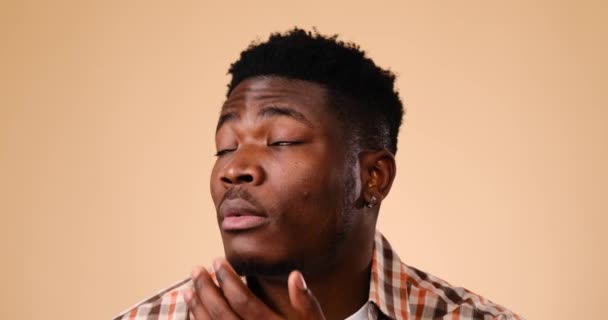アフリカ系アメリカ人の男があくびをしている — ストック動画