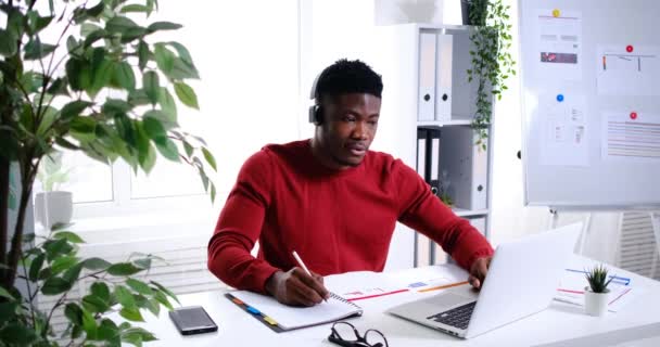Emozionato uomo d'affari afroamericano ascoltare musica e lavorare sul computer portatile — Video Stock