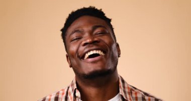 Afro-Amerikan bir adamın gülen yüzü