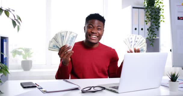 Ενθουσιασμένος Αφροαμερικάνος επιχειρηματίας κουνώντας ανεμιστήρα των χαρτονομισμάτων μετρητών — Αρχείο Βίντεο