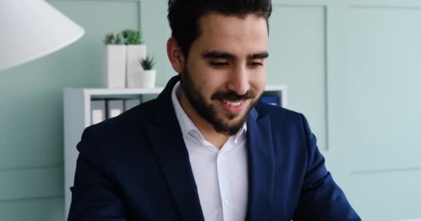 ラップトップで入力する幸せな若いビジネスマン — ストック動画