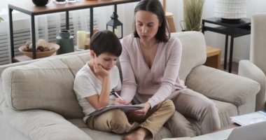 kadın yardım oğlu ile ev ödevi