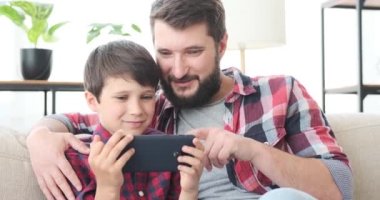 Baba ve oğul evde cep telefonunuzun