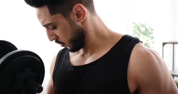 Man doet biceps oefening met halters — Stockvideo