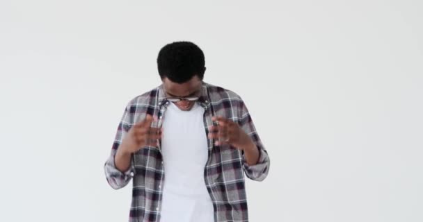Afroamerikansk man skrattar över vit bakgrund — Stockvideo