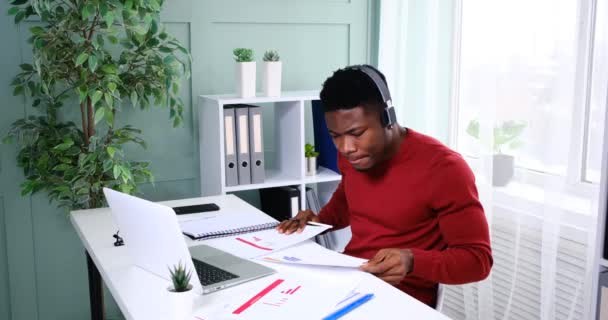 Uomo d'affari afroamericano ascoltare musica e divertirsi mentre si lavora — Video Stock