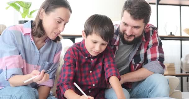 Părinții cu fiul care își fac temele acasă — Videoclip de stoc
