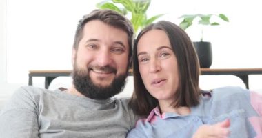 çift evde televizyon izliyor.