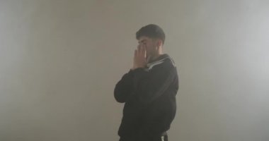 Genç adam serbest dans ediyor.