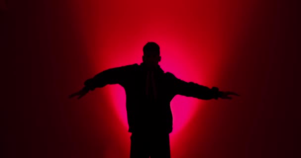 Sylwetka młodego mężczyzny breakdancing w czerwonym świetle — Wideo stockowe