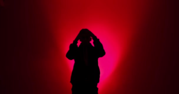 Silueta mladého muže breakdancing v červeném světle — Stock video