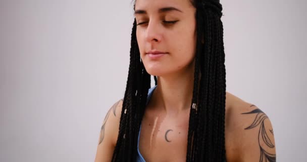 Frau meditiert in Lotusposition mit geschlossenen Augen — Stockvideo