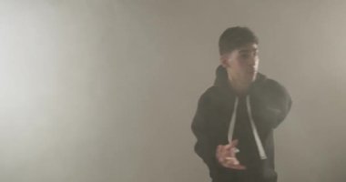 Genç adam serbest dans ediyor.