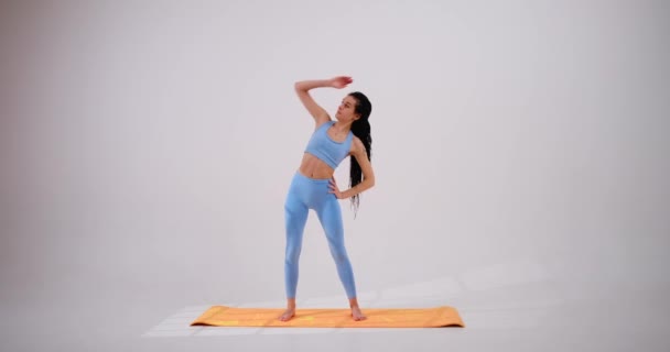 Junge Frau macht Dehnübungen — Stockvideo
