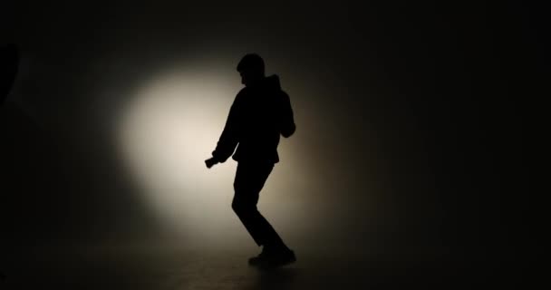 Silueta mladého muže provádějícího breakdance — Stock video