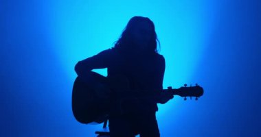 Gitar çalan adamın silueti