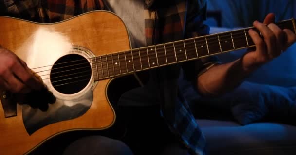 Νεαρός παίζει κιθάρα αργά το βράδυ — Αρχείο Βίντεο