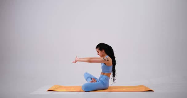 Mujer joven meditando en posición de loto — Vídeos de Stock