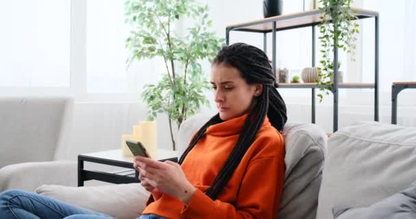Glückliche Frau chattet mit Handy — Stockvideo