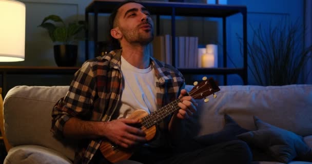 男歌と演奏ウクレレギターに家 — ストック動画