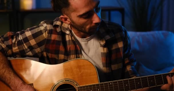 若い男の歌と演奏ギター深夜 — ストック動画