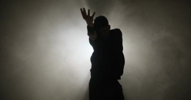 Hiphop dansı yapan genç adamın silueti.