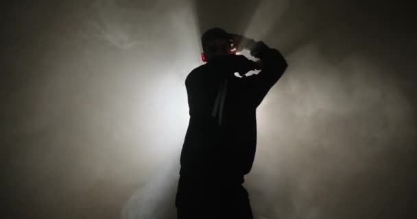 Silhouet van een jonge man die freestyle danst — Stockvideo