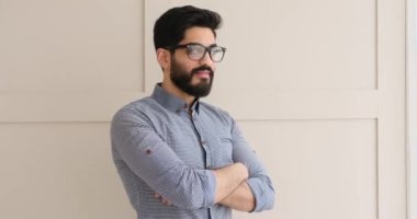 Kolları bağlı mutlu bir adam.