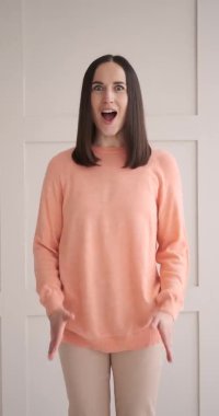 Şaşırmış genç bir kadın başarıyı kutluyor.