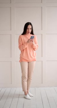 Kadın cep telefonuyla olumsuz haber alınca şok oldu.
