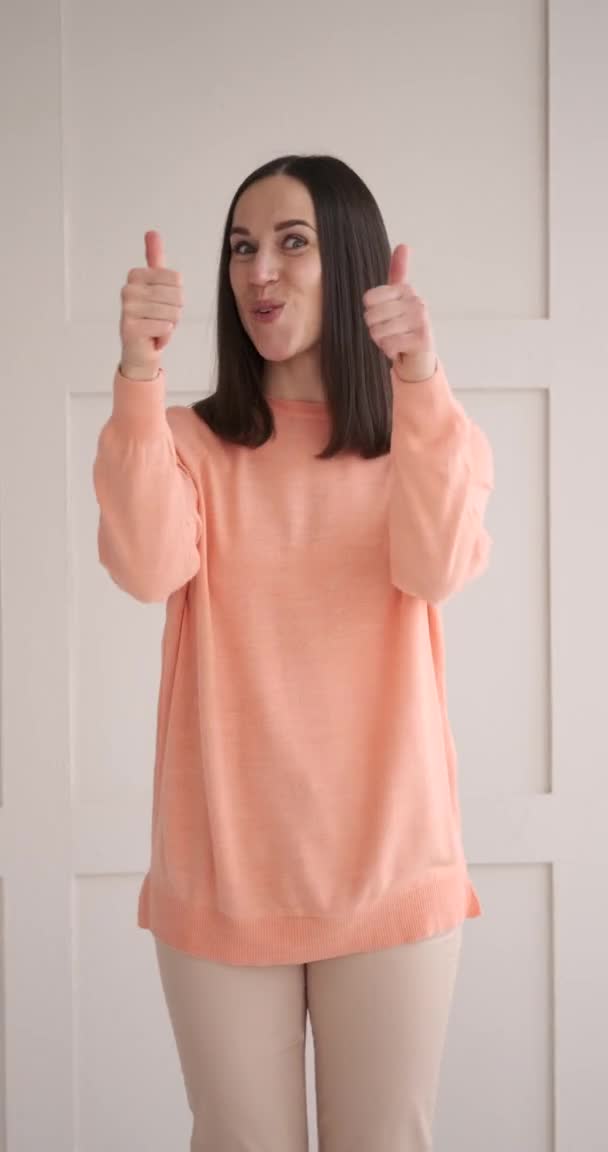 Izgatott nő felemeli a hüvelykujját. — Stock videók