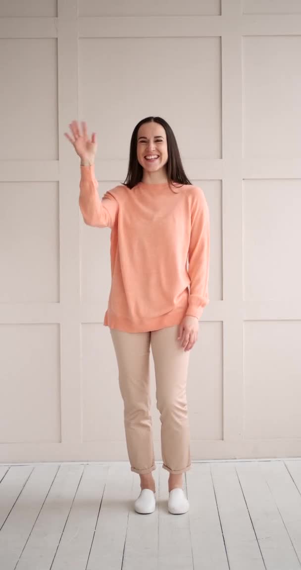 Happy woman greeting by waving hand — Stok Video