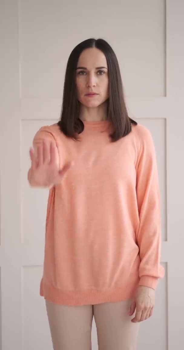 Серйозна жінка каже "ні" зі знаком "стоп рука" — стокове відео