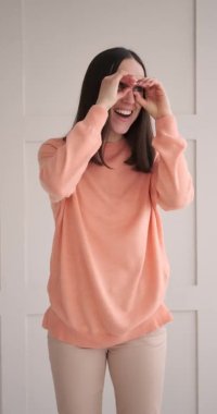 El yapımı dürbünle dikizleyen bir kadın.