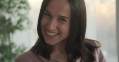 Evde video çeken heyecanlı kadın