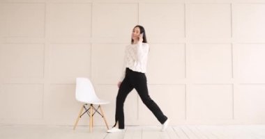 Cep telefonuyla konuşan mutlu genç bir kadın.